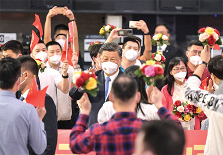 習主席抵達廣深港高鐵西九龍站時向迎候的學生和民眾揮手致意。