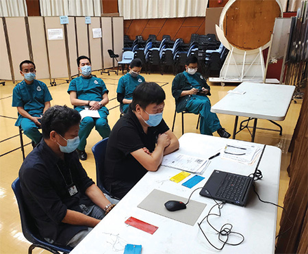 醫療輔助隊應衞生署要求，於二零二二年三月四日至四月八日期間，緊急調派人員至富山公眾殮房和葵涌公眾殮房，以協助處理大量遺體及文書支援等工作。由於工作性質特殊，部門在當值前迅速舉辦了視像工作坊介紹工作內容，讓人員在事前有充足的身心準備。