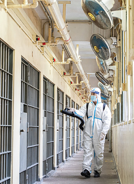 懲教署人員消毒空置囚室，以便收納荔枝角收押所新的確診個案。