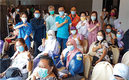 在印度尼西亞共和國駐香港總領事館的安排下，超過二百六十名印尼人士在銅鑼灣一間酒店內，透過公務員事務局安排的外展服務接種科興疫苗。