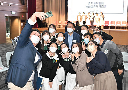 政務司司長陳國基(後排左二)在二零二二年十一月十四日到元朗參與交流活動，聽取一眾 學生對政府《青年發展藍圖》的意見。該藍圖在二零二二年十二月二十日公布。