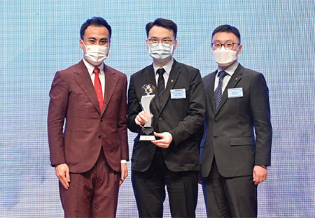 立法會公務員及資助機構員工事務委員會主席郭偉强議員(左一)頒獎予得獎部門代表。