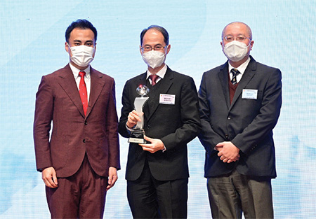 立法會公務員及資助機構員工事務委員會主席郭偉强議員(左一)頒獎予得獎部門代表。