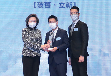 公務員事務局局長楊何蓓茵女士(左一)頒獎予得獎部門代表。