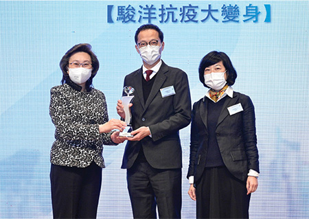 公務員事務局局長楊何蓓茵女士(左一)頒獎予得獎部門代表。