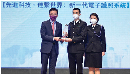 創新科技及工業局局長孫東教授(左一)頒獎予得獎部門代表。