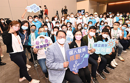 The Chief Secretary for Administration, Mr Chan Kwok-ki (first row, first left), attended the Kick-off Ceremony and Orientation Day of the Strive and Rise Programme on 29 October 2022 and got a group photo taken with mentees as well as their parents and mentors. The Programme is the first step of the current-term Government’s efforts to achieve targeted poverty alleviation.