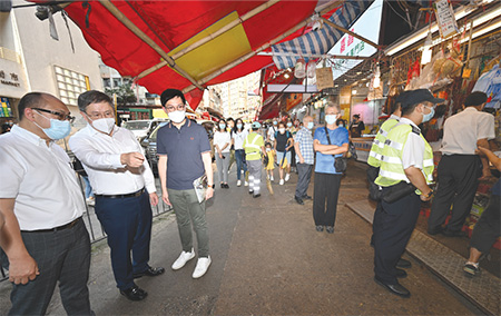 卓副司長(左二)到訪觀塘瑞和街，視察食物環境衞生署和警方打擊店鋪阻街的聯合行動。