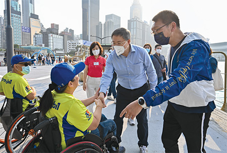 卓副司長出席「獅躍傳繩」青少年花式跳繩嘉年華暨傷健共融創世界紀錄活動，以推廣普及體育，把傷健共融的信息帶到社區。