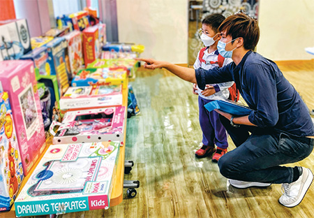 「領導才能基要課程」的學員透過參與玩具銀行的義工活動，協助修復捐贈玩具，然後分發給區內低收入家庭的兒童。