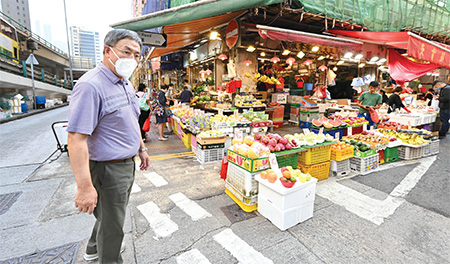 Mr Cheuk Wing-hing inspected the street management and hygiene conditions in various districts.