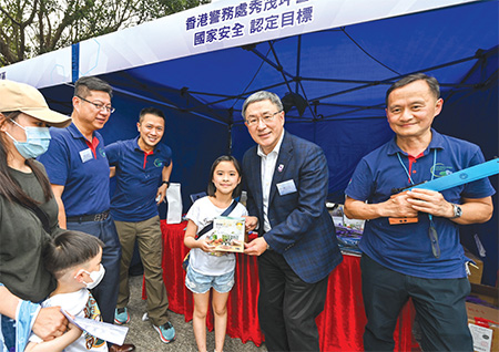 Mr Cheuk Wing-hing visited Shatin Government Primary School to see how the national security education is implemented.