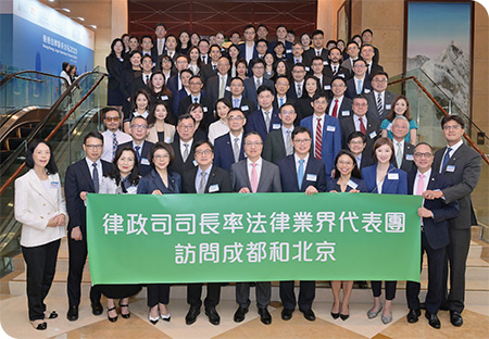 林司長(前排，中間)率領法律及爭議解決業界代表團在成都出席第六屆香港法律服務論壇。