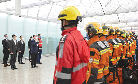 香港特別行政區政府派出一隊五十九人的搜救隊伍，於二月八日晚上前往土耳其地震災區協助搜救工作。署理行政長官陳國基先生(左四(前))為特區救援隊伍打氣。