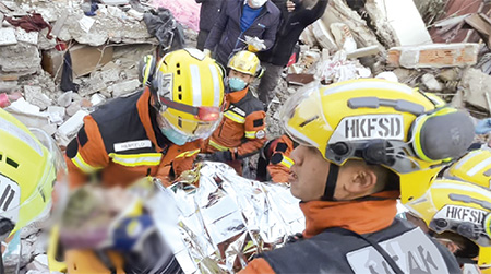 特區救援隊連日努力，運用先進工具及技術，終於從瓦礫中救出生還者。(相片由消防處提供)