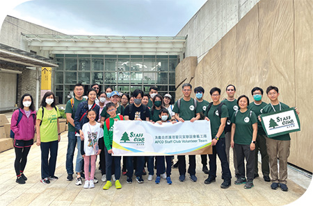 The Volunteer Team took part in the weeding activity in the Hong Kong Wetland Park.