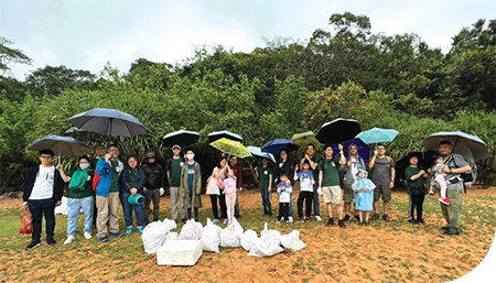 The Volunteer Team collected garbage in the coastal cleaning activity without fear of wind and rain.