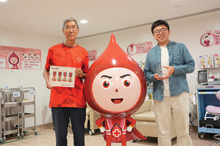 Mr Kwan (left) and Mr To (right) always give blood at donation centres of the Hong Kong Red Cross Blood Transfusion Service and have received numerous commendations.