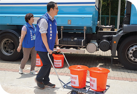 CT members provided fresh water for residents of Ap Lei Chau Estate during emergency water suspension.