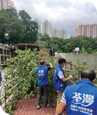 CT members helped clear fallen branches and road obstacles after the typhoon.