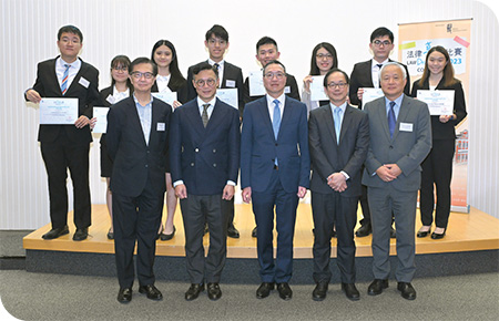 Mr Paul Lam (first row, centre) and The Deputy Secretary for Justice, Mr Cheung Kwok-kwan, posed with the winning and participating students and other guests of the Law Drafting Competition 2023.
