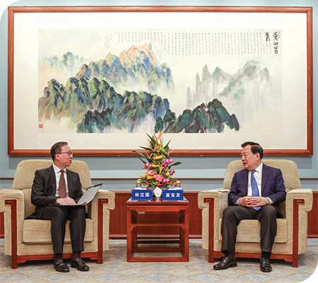 Mr Paul Lam (left) called on the Director of the Hong Kong and Macao Affairs Office of the State Council, Mr Xia Baolong, in Beijing.