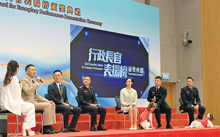 Consultant (Family Medicine) of the DH, Dr Cecilia Fan (third right); the then Commander of the HKSAR search and rescue team, Mr Yiu Men-yeung (fourth left); the then Government Security Officer of the SB, Mr Ernest Chu (third left); Senior Immigration Officer of the ImmD, Mr Wong Ho-chor (second left); and dog handler of the Search and Rescue Dog Team of the FSD, Mr Chiang Tin-long (second right) shared their experiences and feelings on the rescue mission at the ceremony.