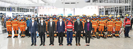 The Acting Chief Executive, Mr Chan Kwok-ki (centre), the Secretary for Security, Mr Tang Ping-keung (third left), the Permanent Secretary for Security, Mr Patrick Li Pak-chuen (second left), the Director of Health, Dr Ronald Lam Man-kin (first left), the Director of Fire Services, Mr Andy Yeung Yan-kin (third right) and the then Consul General of Türkiye in Hong Kong, Mr Peyami Kalyoncu (second right) took a group photo with the HKSAR search and rescue team before their departure.