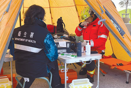 DH colleagues kept a close eye on the health conditions of team members, providing frequent check-ups to make sure that they were physically fit for the rescue tasks and thus could avoid accidents. (Photo provided by FSD)