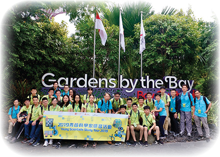 In 2019, Mr Wong (back row, first right) helped lead the winning team of the “SciPOP” Science Demonstration Contest to participate in the “Young Scientists Study Tour 2019”. They went to Singapore to visit the Singapore Science Museum, famous academic and scientific research institutions, and participate in STEM (science, technology, engineering and mathematics) - related workshops.