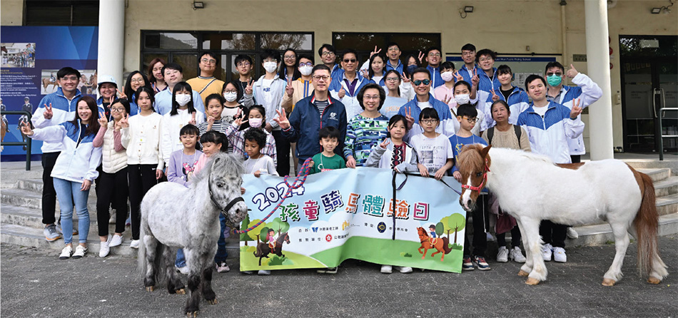 The Secretary for the Civil Service, Mrs Ingrid Yeung Ho Poi-yan (front row, forth right); the Director of Water Supplies, Mr Tony Yau Kwok-ting (second row, third right); Mr Freely Cheng Kei (second row, forth right) were pictured with the civil service volunteers and the 20 children from grassroots families who participated in the horse riding activity.
