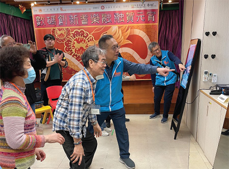 The Deputy Government Chief Information Officer, Mr Kingsley Wong King-man (first row, first right) guided the elderly to use smart mirror in doing exercise.