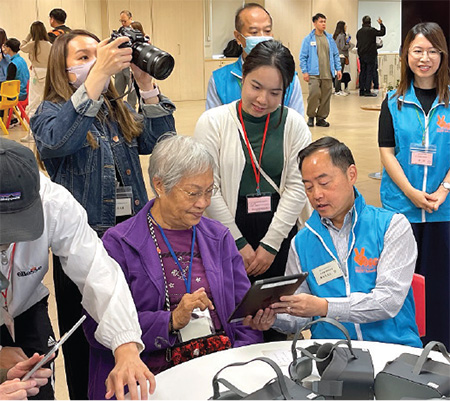 The Government Chief Information Officer, Mr Tony Wong (first row, first right) guided the elderly to use virtual reality technology to visit local historical building.
