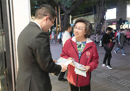 The Secretary for the Civil Service, Mrs Ingrid Yeung Ho Poi-yan (right), distributed promotional leaflets to a shop keeper.