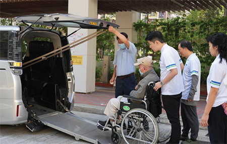The volunteer team of the Civil Engineering and Development Department went to an elderly centre in So Uk Estate to escort the elderly with mobility difficulty to get to the polling station.