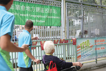 The volunteer team of the Correctional Services Department was taken by a shuttle bus to various places to pick up needy elderly persons living in Chai Wan to the polling station.