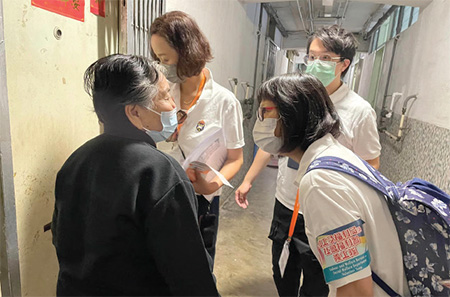 The volunteer team of the Social Welfare Department provided escort service to needy elderly persons living in Lok Man Sun Chuen, taking them to the polling station for casting votes.