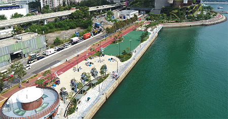 Cycling entry/exit hubs are conveniently accessible and usually equipped with a cycle practising area, sheltered benches, a public toilet, cycle parking spaces and drinking facilities. Resting stations serve mainly as stopovers for cyclists who might need to take a rest at the intermediate points along the hubs.