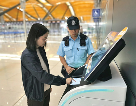 The Self-service Kiosk installed by the Force outside the police reporting centre in the Passenger Clearance Building at the Hong Kong-Zhuhai-Macao Bridge Hong Kong Port commenced service on 1 November 2023.