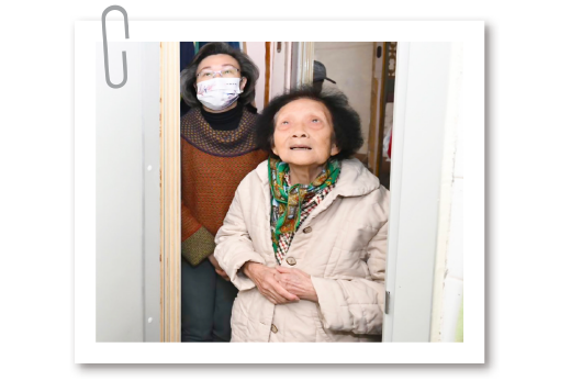 公務員事務局局長楊何蓓茵女士(左)身體力行參與活動，受惠長者家庭對新燈泡感到非常高興，表示新燈泡更光亮、更節能耐用，除有助節省電費，又不用再為更換燈泡而煩心。