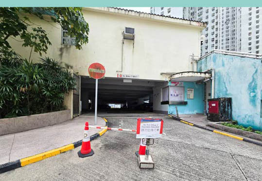 經過黃大仙民政處積極協調和各方通力合作，領展於有關行車路旁設立「單程行車」標示及加設減速壆，以改善逆線行駛問題。