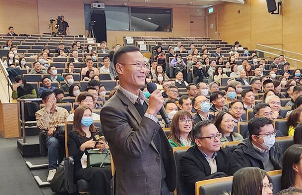 學員與講者互相交流意見。 