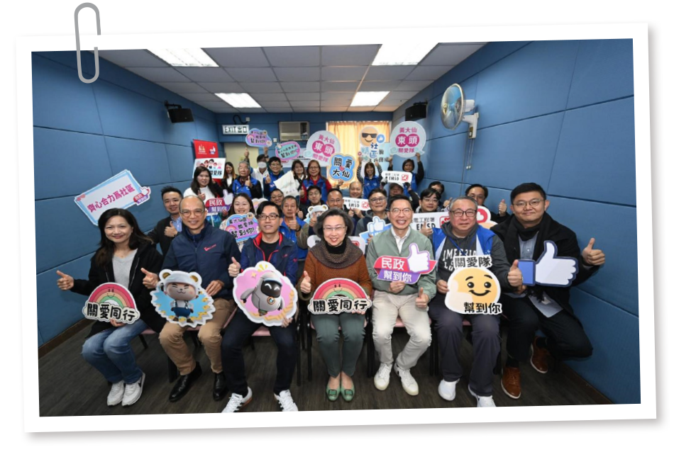 The Secretary for the Civil Service, Mrs Ingrid Yeung Ho poi-yan (front row, centre); Deputy Director/Regulatory Services of EMSD, Mr Chan Pak-cheung (front row, second left); Deputy Director/Trading Services of EMSD, Mr Vincent Chow Hau-keung (front row, third left); Deputy Secretary for the Civil Service, Mr Alex Chan Yuen-tak (front row, first right); District Officer (Wong Tai Sin), Mr Thomas Wu Kui-wah (front row, third right); Captain of Tung Tau Care Team, Mr Wong Kam-choi (front row, second right); and the Civil Service Volunteer Team replaced traditional bulbs with environmentally friendly LED bulbs for elderly households on 14 December 2024.