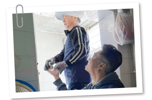 Civil servant volunteers replaced traditional light bulbs with energy-saving ones for the elderly. 