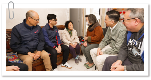 The Secretary for the Civil Service, Mrs Ingrid Yeung Ho poi-yan (third right); Deputy Director/Regulatory Services of EMSD, Mr Chan Pak-cheung (first left); Deputy Director/Trading Services of EMSD, Mr Vincent Chow Hau-keung (second left); District Officer (Wong Tai Sin), Mr Thomas Wu Kui-wah (second right); Captain of Tung Tau Care Team, Mr Wong Kam-choi (first right); and the Civil Service Volunteer Team paid home visits to elderly households.