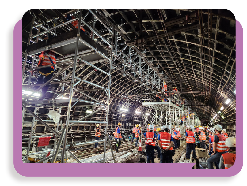 MTRCL engineering personnel replaced more than 50 large metal hangers used for hanging cables on the top of a crossover track.