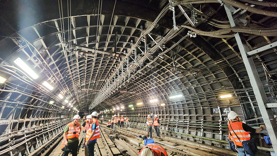Upon completion of the replacement of the large metal hangers, EMSD personnel and MTRCL staff jointly conducted a final inspection before resumption of train service.