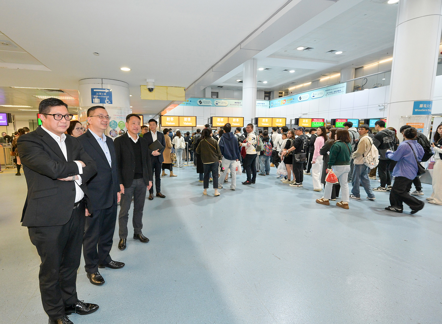 Mr Tang (first left), accompanied by the Director of Immigration Mr Benson Kwok Joon-fung (second left) and the Commissioner of Customs and Excise Mr Chan Tsz-tat (third left), observed the operation of special boundary-crossing arrangements for the New Year’s Eve and New Year’s Day on 1 January 2025. 