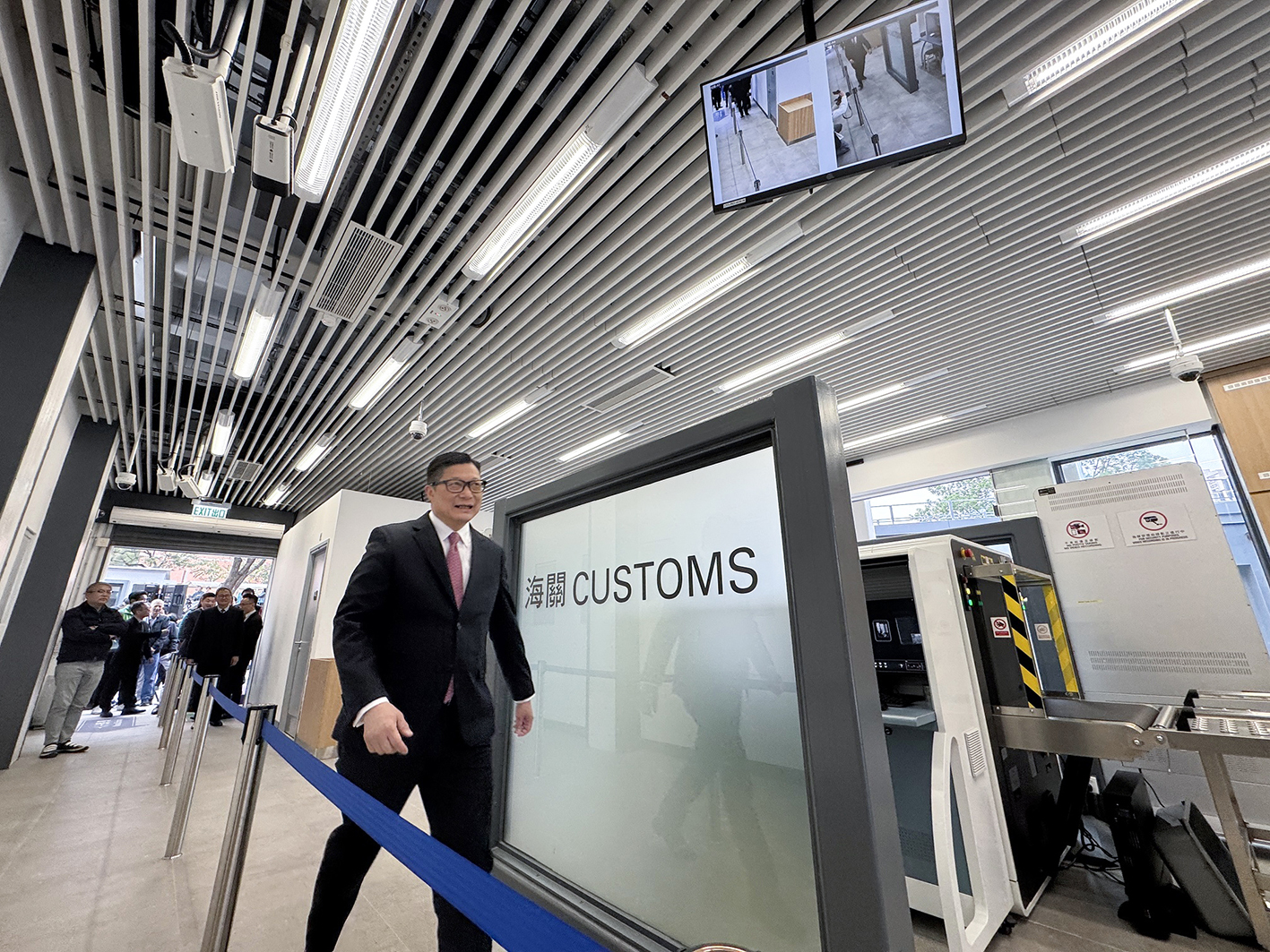 The reprovisioned Chung Ying Street Checkpoint in Sha Tau Kok officially reopened on 23 December 2024.  Mr Tang passed through the contactless channel of the checkpoint to access the street unimpeded in “contactless” mode. 