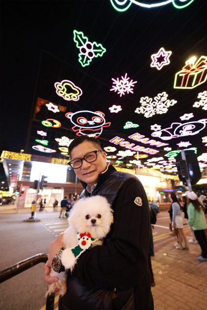 Lulu, an energetic and affectionate Bichon Frise, joined Mr Tang’s family in 2024. Mr Tang celebrated the joyful Christmas holiday with Lulu under the dazzling festive lighting. 